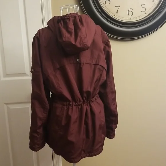 Burgundy jacket. Fits size medium - Picture 5 of 7